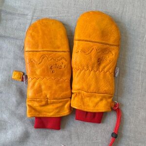 Give’r Frontier Mittens leather and beeswax coated